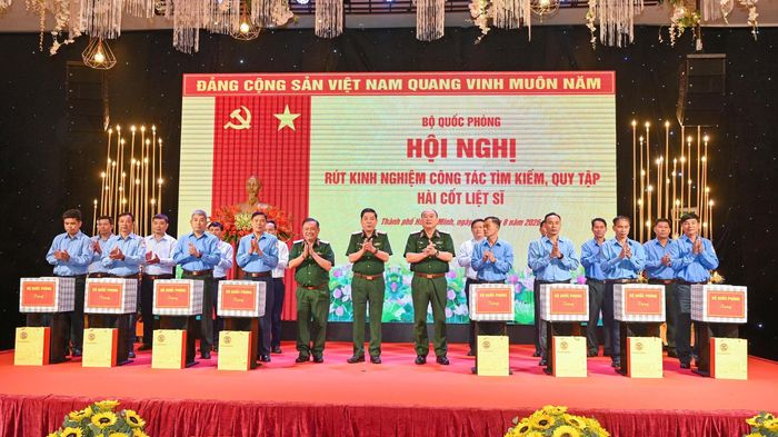 Lãnh đạo Bộ Quốc phòng trao quà tặng các lực lượng làm nhiệm vụ tìm kiếm, quy tập hài cốt liệt sĩ. Ảnh: MẠNH THẮNG 