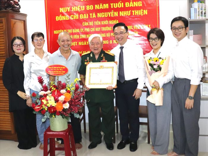 Phó Bí thư Thành ủy TPHCM Đặng Minh Thông và gia đình chúc mừng đồng chí Nguyễn Như Thiện 