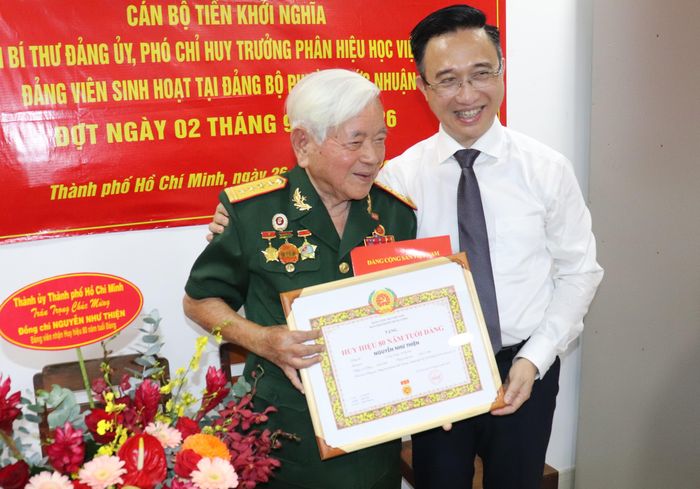  Phó Bí thư Thành ủy TPHCM Đặng Minh Thông trao Huy hiệu 80 năm tuổi Đảng đến đồng chí Nguyễn Như Thiện 