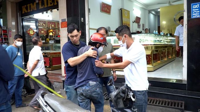  Công an nhanh chóng xác định được Huy là thủ phạm vụ cướp tiệm vàng. Ảnh: CA 