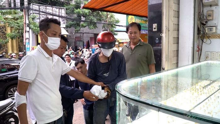  Tủ kính trưng bày tiệm vàng bị đối tượng dùng gạch bê tông đập vỡ để cướp tài sản. Ảnh: CA 