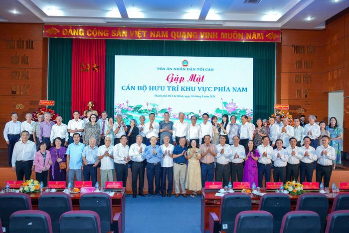 Các đại biểu chụp ảnh lưu niệm tại buổi gặp mặt