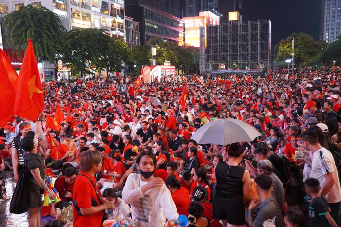 Toàn cảnh hàng ngàn cổ động viên đang hòa chung không khí trận chung kết Asean Cup 2026