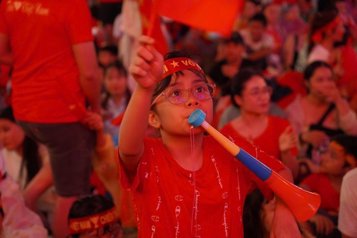 Tiếng kèn cổ vũ vang lên giữa biển người phủ sắc đỏ tại phố đi bộ Nguyễn Huệ