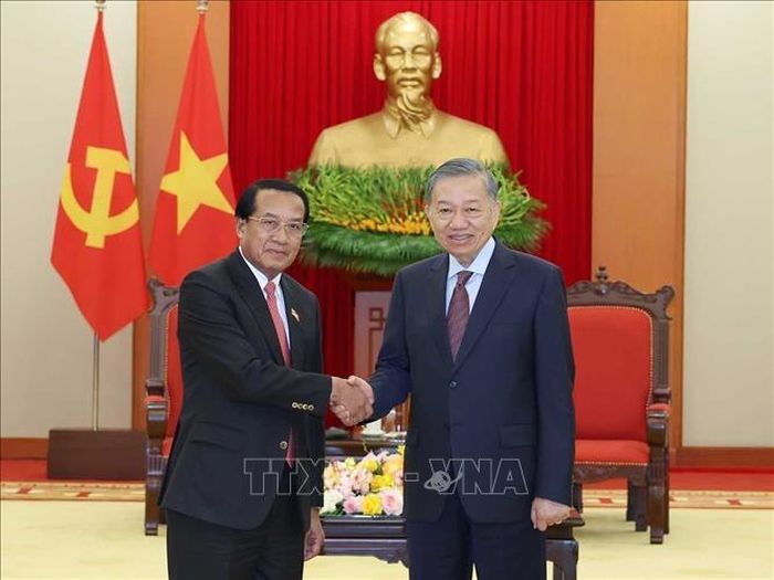 Tổng Bí thư, Chủ tịch nước Tô Lâm tiếp đồng chí Vanhxay Phongsavanh, Chủ nhiệm Ban Kiểm tra Trung ương, Tổng Thanh tra Nhà nước, Trưởng ban Phòng chống tham nhũng Trung ương Lào. Ảnh: TTXVN