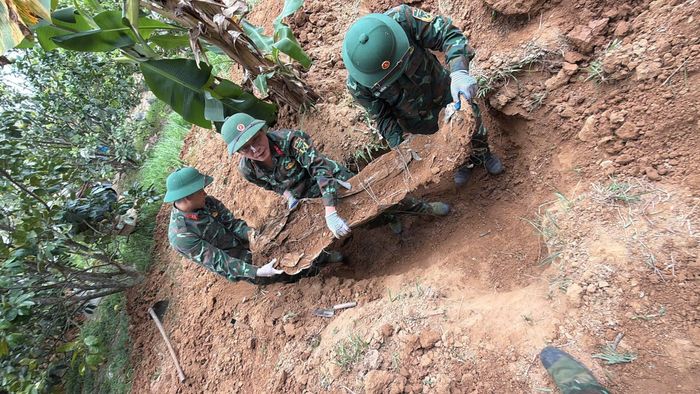Đội 584 quy tập hài cốt liệt sĩ tại phường Quảng Trị. Ảnh: XUÂN DIỆN
