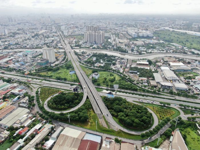 Nút giao dự án mở rộng trục Đông - Tây (đường Võ Văn Kiệt nối dài), xã Tân Nhựt, TPHCM. Ảnh: HOÀNG HÙNG