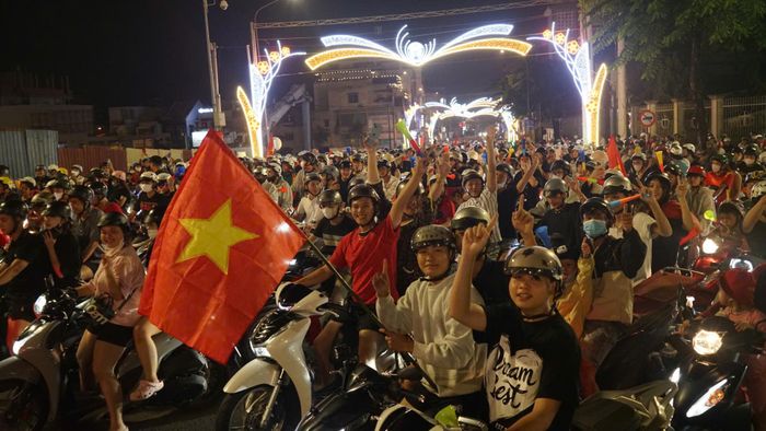  Dòng người và xe đông đúc trên đường phố phường Thủ Dầu Một, TPHCM sau trận chung kết 