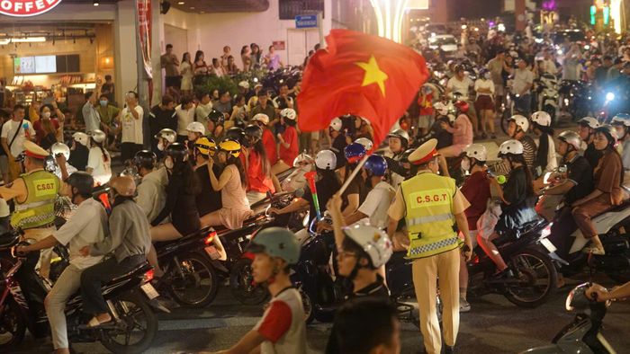  Lực lượng CSGT điều tiết giao thông tại vòng xoay Ngã sáu phường Thủ Dầu Một 