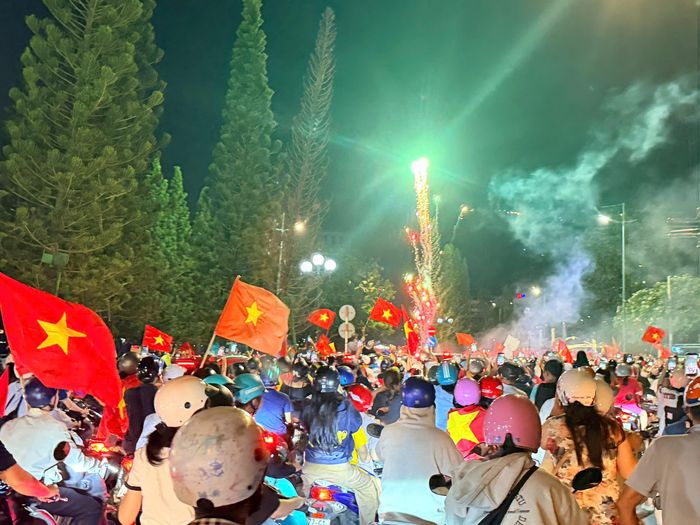  Pháo hoa mừng chiến thắng tại khu vực Bãi Trước, phường Vũng Tàu, TPHCM 