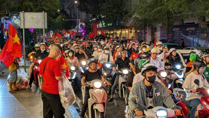 Người hâm mộ di chuyển thành từng đoàn trên các tuyến đường trung tâm TPHCM 