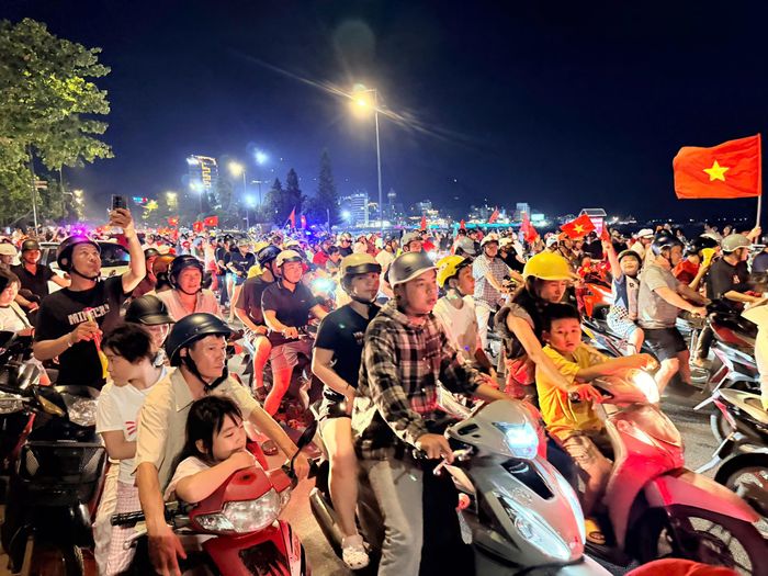  Các em nhỏ được cha mẹ đưa xuống đường mừng chiến thắng của đội tuyển Việt Nam tại phường Vũng Tàu 