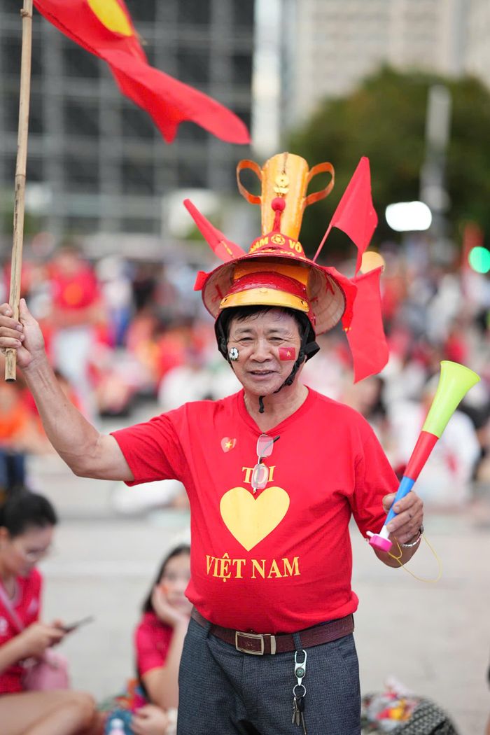  Cờ Tổ quốc được người hâm mộ giương cao trên đường phố TPHCM chiều trước khi diễn ra trận đấu 
