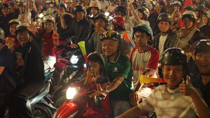  Nhiều gia đình cùng xuống đường hòa chung niềm vui với đội tuyển Việt Nam tại Trung tâm Ngã sáu phường Thủ Dầu Một 
