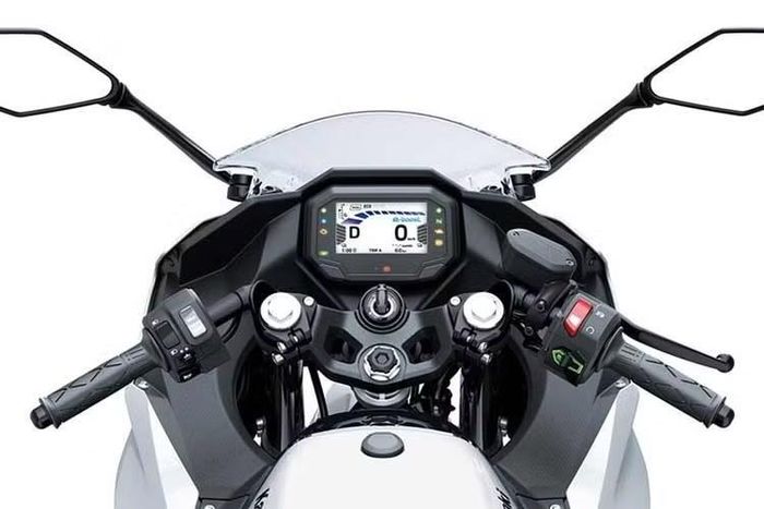 Bên cạnh đó, phạm vi di chuyển của xe chỉ dừng lại ở con số 66 km cho mỗi lần sạc đầy, với điều kiện người lái phải vận hành ở chế độ tiết kiệm năng lượng ECO và hạn chế tối đa việc sử dụng e-boost. Khi đặt cạnh các mẫu xe sử dụng động cơ đốt trong cùng nhà sản xuất, sự tương phản về hiệu năng và giá thành thể hiện rất rõ.
