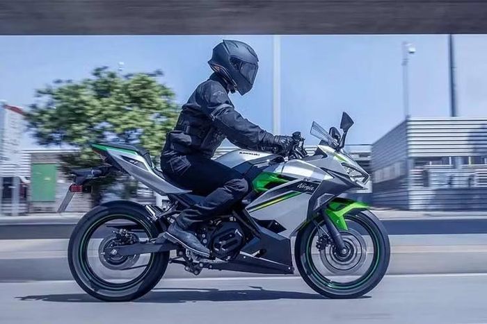Xét về sức mạnh, hệ truyền động điện trên Kawasaki Ninja e-1 2027 thế hệ mới chỉ tạo ra công suất tối đa 12 mã lực khi kích hoạt chế độ tăng tốc e-boost trong vòng 15 giây. Sau khoảng thời gian này, hệ thống sẽ tự động giới hạn công suất duy trì ở mức 7 mã lực.