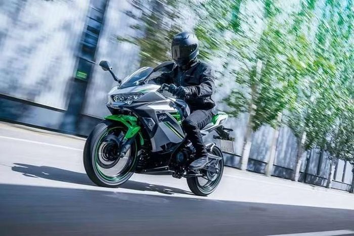 Tương tự như biến thể naked-bike Z e-1, Kawasaki Ninja e-1 2027 mới vẫn đáp ứng tốt yêu cầu của một bộ phận người dùng cần phương tiện đi lại hàng ngày có kiểu dáng thể thao, vận hành yên tĩnh và sạc pin tiện lợi.