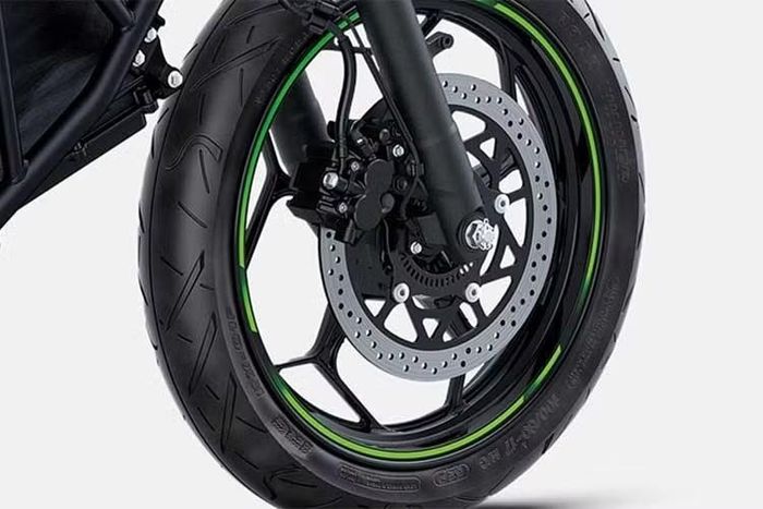 Các dòng xe môtô chạy xăng của Kawasaki đều cung cấp khả năng tăng tốc tức thì cùng quãng đường di chuyển trung bình đạt tối thiểu 275 km cho mỗi bình nhiên liệu. Tuy nhiên, mức thông số khiêm tốn của Ninja e-1 xuất phát từ việc đáp ứng quy định phân hạng bằng lái A1 tại khu vực châu Âu, nơi áp đặt giới hạn công suất đối với người mới học lái.