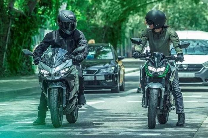 Nhờ cấu tạo xe điện không cần ly hợp hay hộp số, người dùng Kawasaki Ninja e-1 chỉ cần thao tác vặn ga là có thể di chuyển. Nhằm hỗ trợ người lái xoay trở với trọng lượng 140 kg của xe, hãng đã tích hợp thêm chế độ Walk mode để di chuyển tiến và lùi linh hoạt.