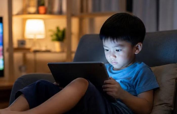 Cha mẹ cần cảnh giác khi trẻ ngày càng sống trong thế giới màn hình - Ảnh minh họa AI