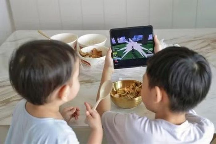 Trẻ chìm trong màn hình, dần quên cách kết nối với thế giới thực - Ảnh minh họa nguồn Internet
