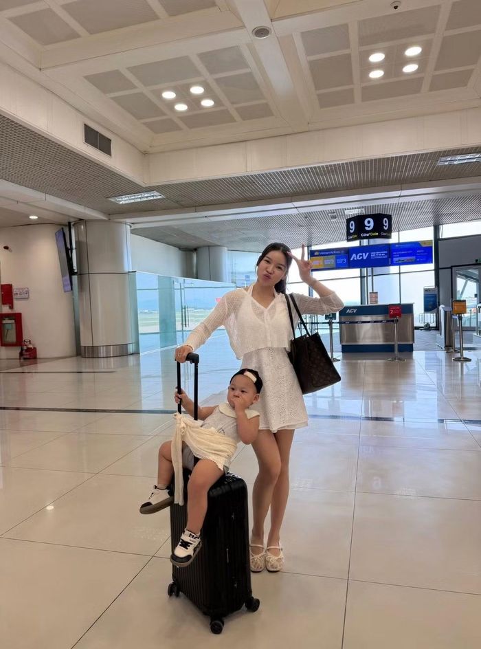 Sau khi làm mẹ, Yến Xuân tiếp tục chứng minh rằng việc duy trì vóc dáng là hành trình cần sự kiên trì và kỷ luật. Body săn chắc, cân đối cùng thần thái tự tin giúp bà xã Đặng Văn Lâm ngày càng ghi điểm trong mắt người hâm mộ. Ảnh: FB Bùi Thị Yến Xuân