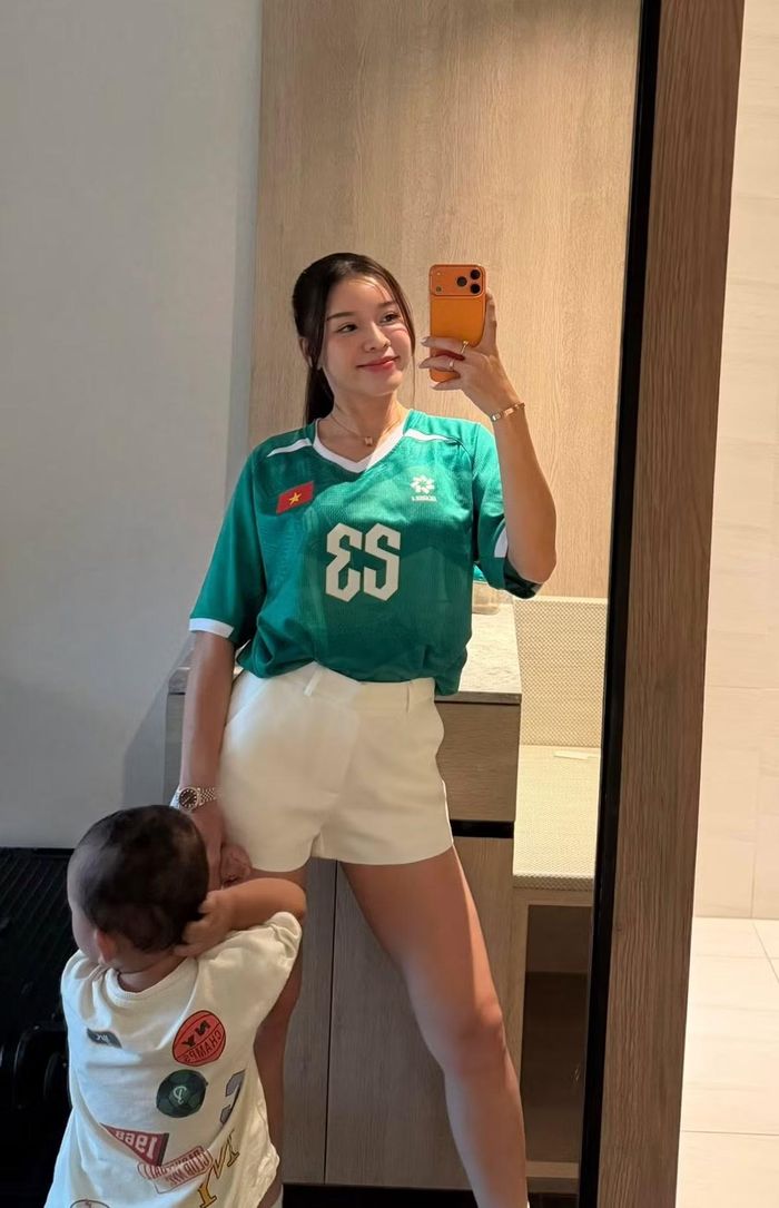 Dù những bức ảnh được chụp bằng camera thường, Yến Xuân vẫn gây ấn tượng với body cân đối, khỏe khoắn. Nhiều người nhận xét cô sở hữu vóc dáng nổi bật trong dàn WAGs Việt Nam. Ảnh: FB Bùi Thị Yến Xuân