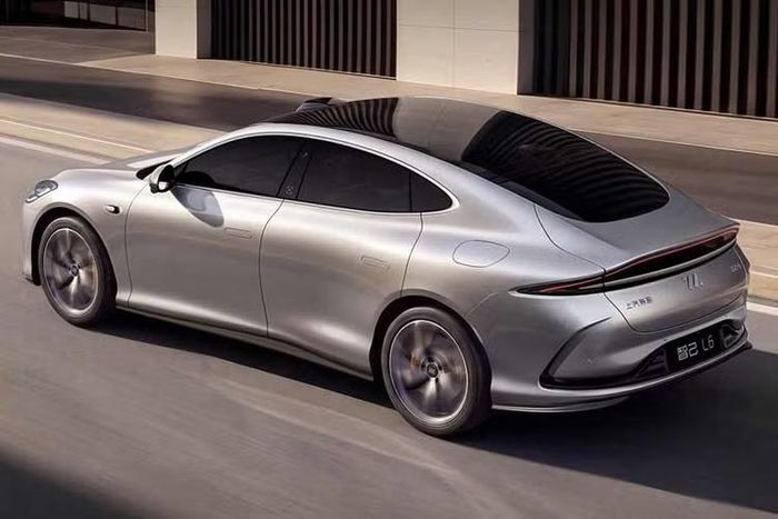 Ngoài ra, 2 bộ pin có dung lượng 76 kWh hoặc 93 kWh, còn mang lại phạm vi hoạt động từ 725-850 km cho mẫu sedan điện có thiết kế thanh thoát này.