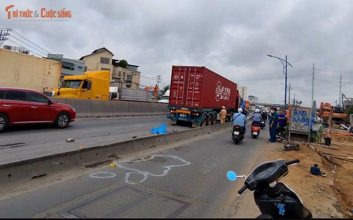 Dấu vết va chạm bên làn đường xe 2 bánh, người đàn ông nhảy "thoát thân" qua bên kia dải bêtông phân cách nhưng không may bị container tông chết.