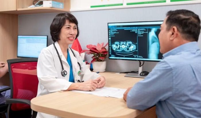 Bác sĩ tư vấn cho người bệnh sau điều trị biến chứng - Ảnh BVCC