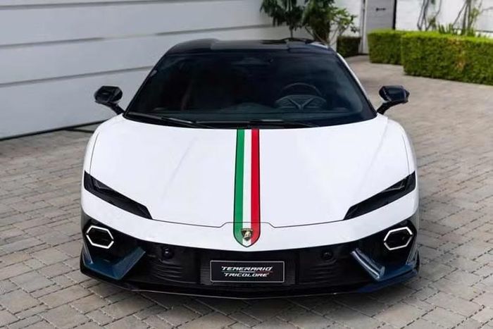 Chi tiết đắt giá nhất trên Temerario Tricolore chính là dải decal ba màu xanh lá, trắng và đỏ chạy dọc theo nắp capo. Thiết kế này lấy cảm hứng trực tiếp từ quốc kỳ Ý, đây cũng là nguồn gốc cho tên gọi "Tricolore" - đồng thời tái hiện đường nét đặc trưng từng xuất hiện trên mẫu xe tiền nhiệm Gallardo.