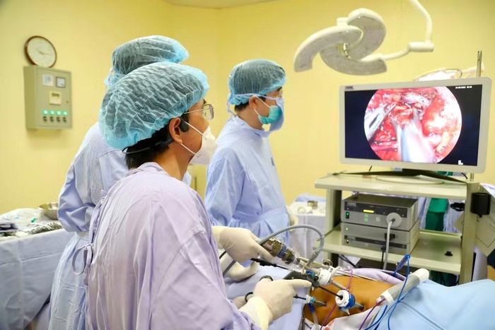 Ê-kíp phẫu thuật cho người bệnh - Ảnh BVCC