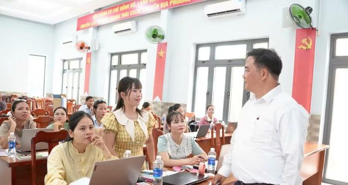 Giáo viên Trường Phổ thông Dân tộc nội trú Tiểu học & THCS La Dêê trao đổi với chuyên gia về những vướng mắc trong ứng dụng AI để thiết kế bài dạy. Ảnh: NTCC