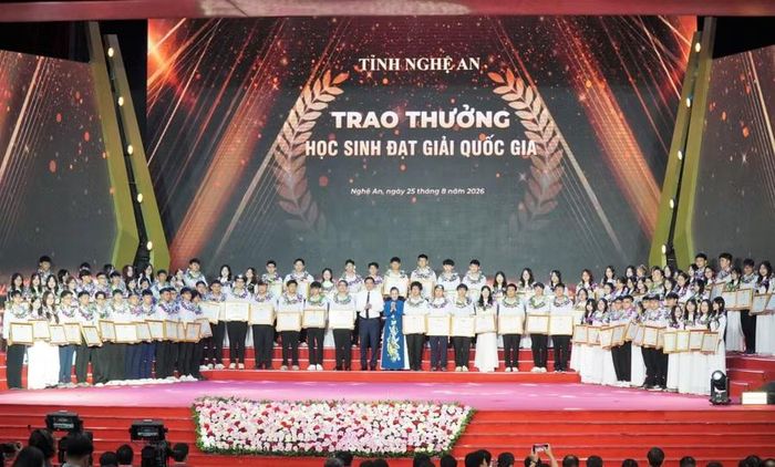 Ông Hoàng Nghĩa Hiếu - Chủ tịch HĐND tỉnh và bà Võ Thị Minh Sinh - Chủ tịch UBMTTQ tỉnh Nghệ An trao thưởng cho học sinh đạt giải tại kỳ thi học sinh giỏi quốc gia. Ảnh: Hồ Lài