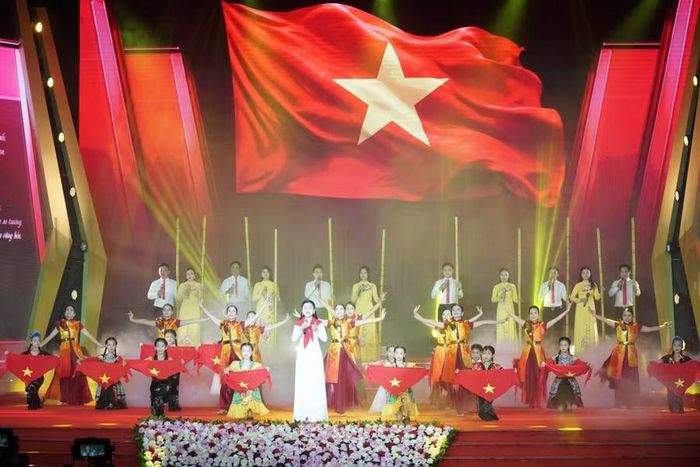 Chương trình nghệ thuật tại lễ tuyên dương. Ảnh: Hồ Lài