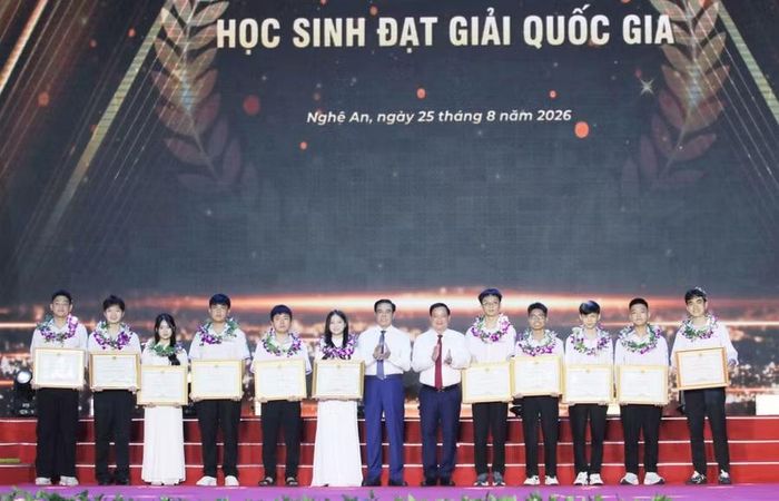 Ông Nguyễn Khắc Thận - Bí thư Tỉnh ủy và ông Võ Trọng Hải - Chủ tịch UBND tỉnh Nghệ An trao Bằng khen cho học sinh đạt giải tại các kỳ thi Olympic quốc tế, khu vực và giải Nhất thi học sinh giỏi quốc gia. Ảnh: Hồ Lài