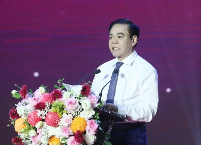 Ông Võ Trọng Hải - Chủ tịch UBND tỉnh Nghệ An biểu dương và chúc mừng 162 học sinh tiêu biểu đạt thành tích xuất sắc trong năm học 2025-2026. Ảnh: Hồ Lài