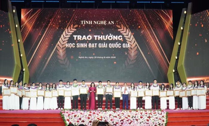 Lãnh đạo tỉnh Nghệ An trao thưởng cho học sinh đạt giải các cuộc thi KHKT, ý tưởng khởi nghiệp quốc gia. Ảnh: Hồ Lài
