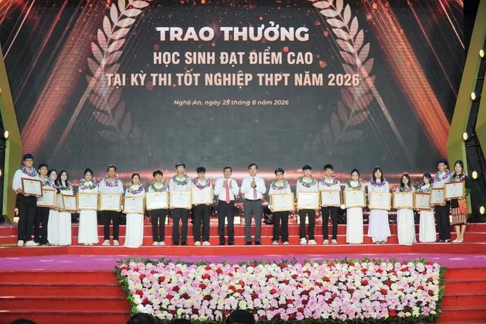 Ông Thái Văn Thành - Phó Chủ tịch UBND tỉnh và ông Nguyễn Văn Khoa - Giám đốc Sở GD&ĐT Nghệ An trao giấy khen cho 20 học sinh đạt điểm cao thi tốt nghiệp THPT năm 2026. Ảnh: Hồ Lài