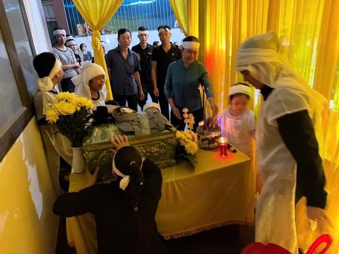Những người đến đưa tiễn không khỏi thương cảm cho hoàn cảnh của 3 đứa trẻ sớm mồ côi bố.
