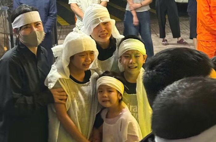 Bốn mẹ con chị Lương Thị Lượng nghẹn ngào, đau đớn trước sự ra đi đột ngột của người chồng, người cha – trụ cột duy nhất của gia đình.