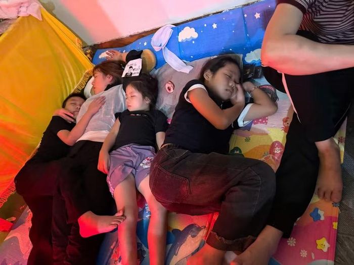 Những ngày qua, 3 đứa trẻ vẫn quấn quýt bên linh cữu, ngỡ như bố đang chìm vào một giấc ngủ dài.