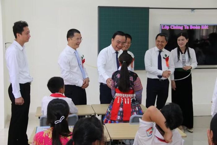 Lãnh đạo tỉnh Sơn La thăm lớp học mới tại Trường Phổ thông nội trú Tiểu học và THCS xã Yên Sơn.