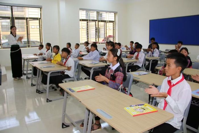 Cô và trò được dạy, học trong ngôi trường mới khang trang.