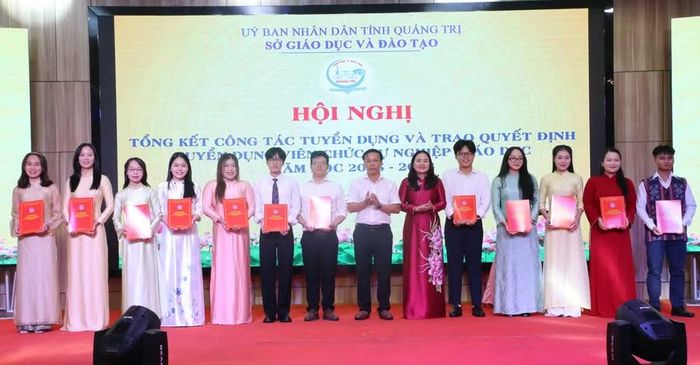 Lãnh đạo Sở GD&ĐT và Sở Nội vụ trao quyết định trúng tuyển.