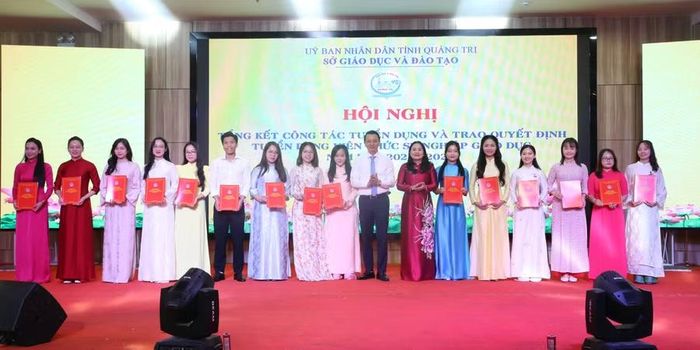 Bà Lê Thị Hương, Giám đốc Sở GD&ĐT cùng ông Võ Văn Minh, Phó Giám đốc Sở trao quyết định cho giáo viên trúng tuyển theo chính sách thu hút nhân tài.