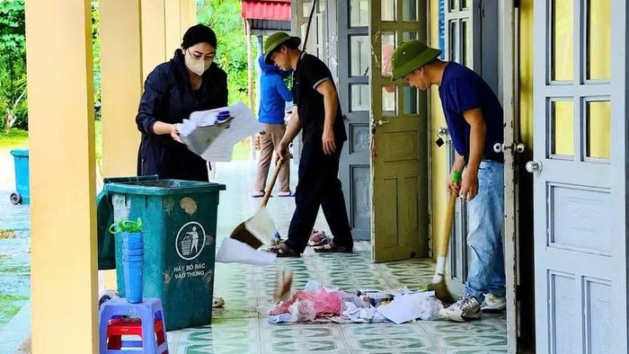 Trường PTDTBT Tiểu học Sín Thầu, xã Sín Thầu vệ sinh trường lớp trước năm học mới.