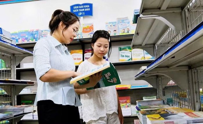 Chị Trần Thị Hòa – Phố Trường Chinh, phường Điện Biên Phủ cùng con lựa chọn sách tham khảo trước năm học mới.