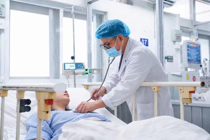 Bác sĩ thăm khám cho bệnh nhân.