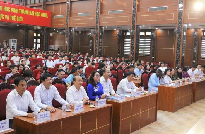 Các đại biểu và học sinh tỉnh Nghệ An dự Lễ trao học bổng Vallet. Ảnh: Hồ Lài